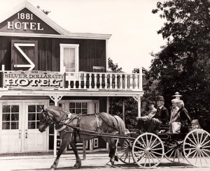 Jed, Granny & Elly May arrive at the 'Hotel'